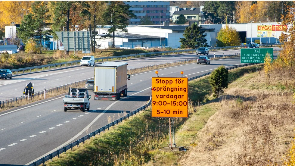 Exakt hur ofta E4 kommer stängas av är oklart men tillståndet att stänga av E4 gäller på tidpunkterna 10, 12 och klockan 14. Sista tillåtna dag att spränga är den 16 december.