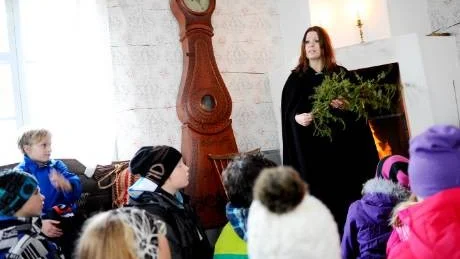 FÖRR I TIDEN. När Beatrice berättar förflyttas både barn och lärare till en annan tid och en helt annan föreställningsvärld.