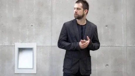 SVÄRTA. Martin Engberg frilägger envetet och ibland hårdhänt konturerna av ett sår, en skada.
