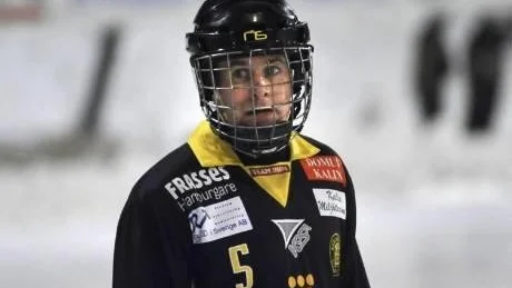 INNE. Daniel Frohm är tillbaka i hetluften, bokstavligt talat, då HT Bandy åker till inomhusarenan i Edsbyn för bortamatch i dag.