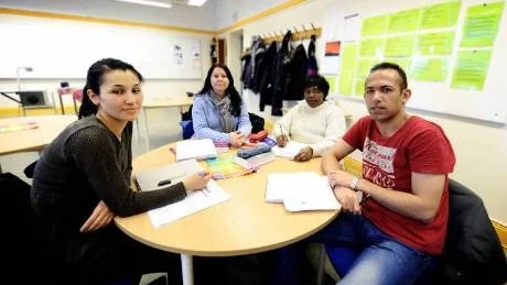 OLIKA ÖDEN. Uzbeikstan, Ryssland, Burundi och Iran - olika ursprung och olika öden.  Nargissa Inogamova är bibliotekarie, Elena Haapaniemi är jurist, Marie är sekreterare medan Shervin Khayamyan snart är civilingenjör.