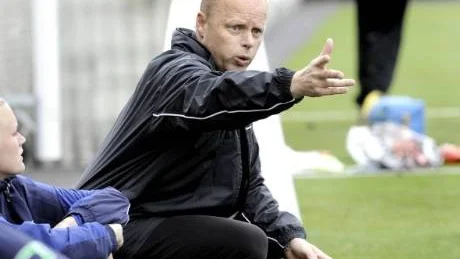 KRITISKT. Alvikstränaren Kenneth "Kega" Isaksson anser att det bör införas ett datum när det det inte längre går att plocka spelare till en farmarklubb.