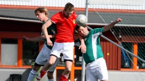 Hemmingsmarks Peder Nilsson dominerade i luftspelet mot Älvsbyn med bland andra Kjell Ernstsson (till höger). (Arkivbild)