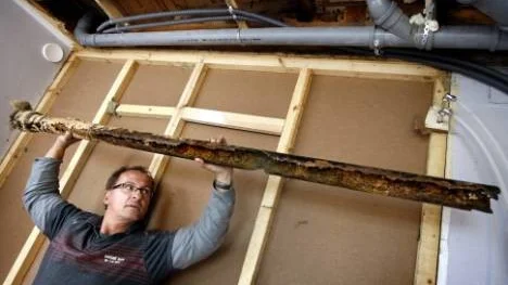 Den trasiga delen låg vänd mot taket i våningen under. Den försäkring Kim Wiking trodde sig ha, omfattade inget mer än, mot en självrisk på 8 000 kronor, byte av den skadade delen.