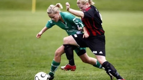 Det var stundtals hårda närkamper i damderbyt mellan Norrsken och Svensbyn. Här är det hemmalagets Madelen Öhman (till höger) och Amanda Höglund som kämpar. Både Amanda och Madelen gjorde varsitt mål i matchen som Norrsken vann med 3-1.