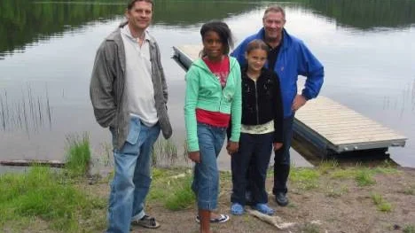 Som svar på ett brev till Älvsbyns kommun från Maya Karlsson (till vänster) och Elena Kolesnikova (till höger) om skötseln av badplatsen i Krokträsk, kom kommuanlråd Bill Nilsson (till höger) på besök i fredags. Mayas pappa Bo Karlsson var också med på träffen.
