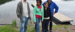 Maya och Elenas planer för sitt favoritbadställe Maya och Elena har engagerat sig i byns badplats