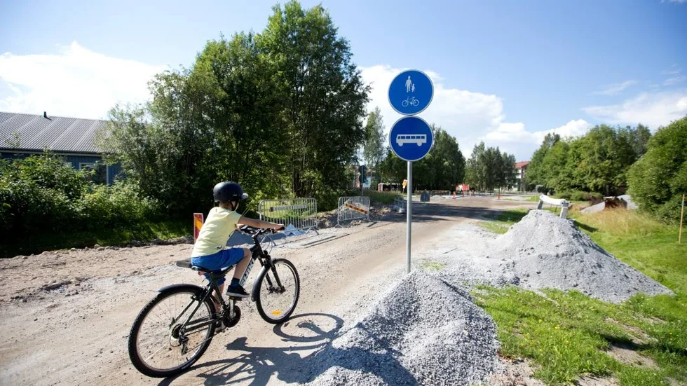 Sedan 1990 har endast bussar, cyklister och gående fått passera den avstängda delen av Ankarskatavägen. Kommunen har beslutat att öppna vägen för genomfartstrafik men en närboende överklagar