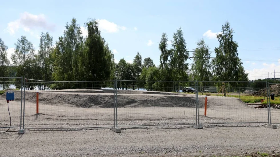 FÖRSENAT. Betongarbetet skulle egentligen ha dragit igång den 4 juli.