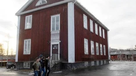 Röda skolan i Arjeplog har vandaliserats under hösten. Kommunen vill riva men länsstyrelsens kultur- miljöenhet anser att den har högt kulturhistoriskt värde som motiverar en byggnadsminnesförklaring.