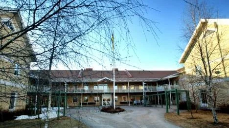 Piteå kommun har många äldreboenden och kompetent personal, men den är alldeles för slimmad. (Arkivbild)