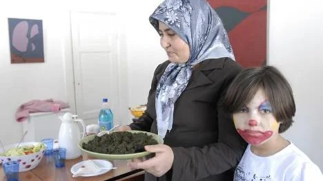 Harife från Iran såg till att besökarna hos IKiA på Brittgården i lördags fick smaka horak. Dottern heter Zeinab.