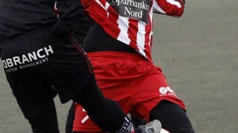 Moa Eriksson tvingas sluta med fotbollen på grund av knäskador. Hon har bland annat spelat med Öjeby IF och Piteå IF.