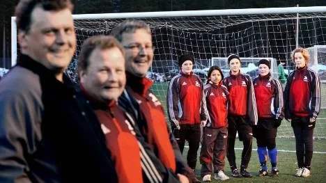 Många nya ansikten i Norrsken. Längst fram målvaktstränaren Stefan Forsberg samt tränarna Roger Öhman och Johan Svanberg. Längst bak nyförvärven Cecilia Wikström (till vänster), Lina Berg, Julia Andersson, Madelene Öhman och Caroline Andersson.