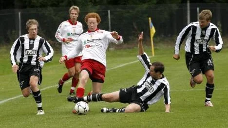 Hård kamp om bollen mellan Piteå IF:s Nils Rautio (vit tröja) och Munksunds Patrik Nilsson. Övriga spelare, från vänster: Mikael Berggren-Eriksson, Jonas Berg och Johnny Celander. Munksund vann med 2-1.