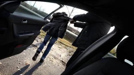 Mannen slet tag i tonårsflickan och försökte dra in henne i bilen - men flickan lyckades kränga av sig jackan och fly. Nu har dna-spår säkrats på mannen, från en kvarlämnad karta på brottsplatsen. (Bilden är arrangerad).