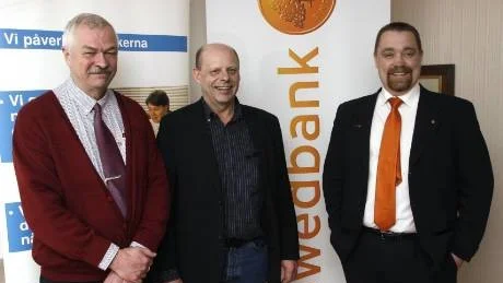 Pether Nordblad, Företagarna (till vänster), och Tomas Lejon, Swedbank (till höger), presenterade Småföretagsbarometern för Norrbottens län våren 2008 i Luleå på onsdagen. Medverkade gjorde även Stig-Göran Lind, Friginor och Green & Cool (mitten), norrbottnisk företagare med stark framtidstro.