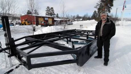 Polcirkelnområdet i Arjeplogsfjällen aspirerar på titeln Sveriges bästa skoterleder. Terje Johansen som driver Camp Polcirkeln visar upp den gigantiska sladden som gör lederna så körvänliga.
