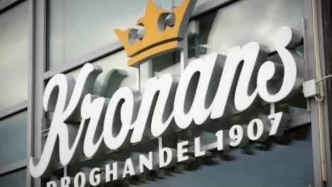 Kronans informationschef Anders Rosenlund säger till en kommentar till Sveriges Radio att om lönsamheten är dålig och det samtidigt är svårt att rekrytera farmaceuter till glesbygd saknas grund för att driva dessa apotek vidare.