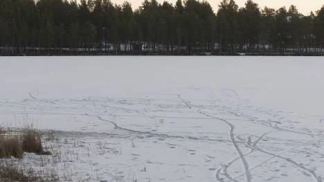 Kolla isen! Än är det inte säkert att isen bär.