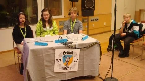 Clara Eriksson, Elvira Öberg, Axel Pihl och reserven Edvin Ekberg under inspelningen av Retorikmatchen i Umeå.