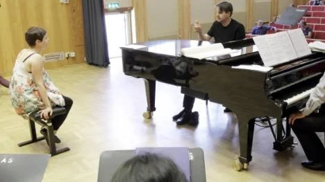 Erica Back får instruktioner av Peter Mattei under mästarkursen i sång.