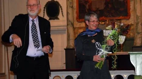 På folkhälsodagen fick Silvermuseets Ingela Bergman ta emot både blomster och hyllningar från Sparbanken Nords vd Erik Hägglund.