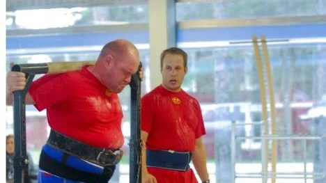 Tom Andreasson var starkast i nästa sista grenen där han bar på hela 380 kilo. I bakgrunden syns Andreas Lundberg.