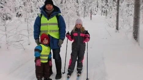 Klart spår! Tom, Klara och Ludvig Hägglund testar spåret för Laukerrännet, som avgörs nu på lördag.  15 kilometer är distansen för de äldre, de yngsta åker 1,3 kilometer.
