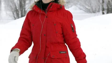 Eva Westerlund promenerar gärna med en bok i öronen. Just nu lyssnar hon på Lars Keplers senaste "Eldvittnet". Minst en gång i veckan går promenaden till Hortlax bibliotek.