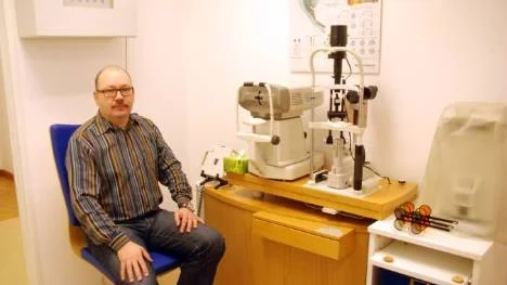 Lokalen är iordningställd och alla optikerprylar på plats. Nu saknas bara optikerlegitimationen för Günter Dörr, och tills dess får grejerna stå oanvända.