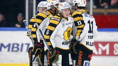 I måndags gjorde Rasmus Edström (i mitten) sitt första elitseriemål någonsin. Ikväll spelar han sitt första elitseriederby mot Luleå.