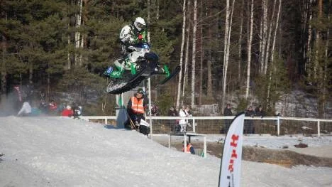 Marcus Lundgren, Älvsbyn, flyger fram mot ett EM-brons i skotercross.