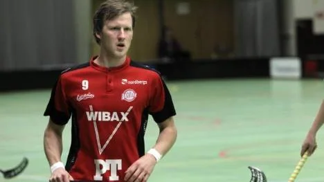 Jakob Söderström gjorde de två första målen för Wibax Patriots i bortamatchen mot RIG Umeå. Men i andra perioden släppte laget in hela sex bollar och förlorade med 7-10. (Arkivbild)