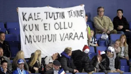 MISSNÖJDA. Finska hockeyfans protesterar mot Finska Ishockeyförbundets Kalervo Kummola och de höga biljettpriserna. Även Svenska Ishockeyförbundet har fått ta emot skarp kritik för deras prissättning.