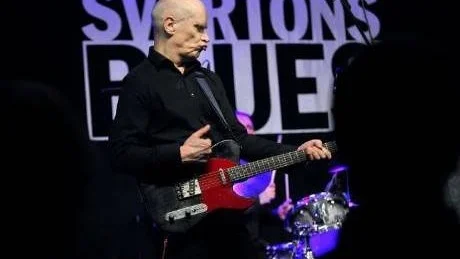 ROCKENS WILD MAN.  Wilko Johnson, en rockens wild man, går till attack.