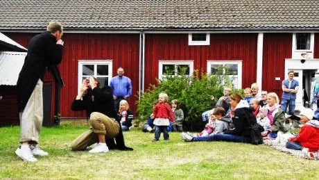 PUBLIKT. Kommunen ska sälja Löjtnantbostället i Gammelstad, de vill att gården drivs av någon som har offentlig kulturell verksamhet. Bilden är tagen från en teaterdag där förrförra sommaren. FOTO: IDA AXELSSON
