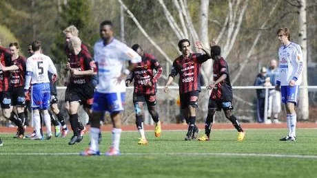 Depp. Charles Sampson och Simon Söderstrand inkasserade en ny förlust på kontot mot Östersund. Jonas Desai (mitten) inledde målskyttet med sitt 1-0-mål.Foto: Petra Isaksson
