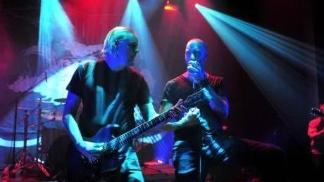 hårt. Helltrain var ett av tre band på fredagskvällens Halloweenfest.Foto: Mats Bengtsson