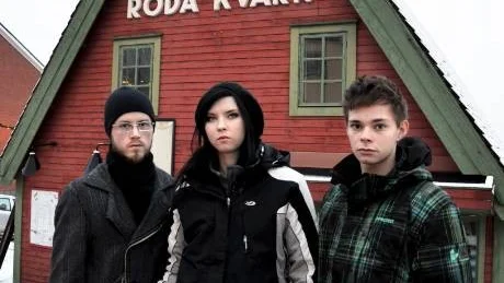 MISSNÖJDA. Daniel Jakobsson, Daniela Ylinenpää och Sebastian Ylisirkka är missnöjda med kommunen. "Röda kvarn är i perfekt skick trots att ungdomar repat här i 15 års tid, ändå sparkar de ut oss", säger Daniel Jakobsson.