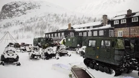 FÖRBEREDDA. Vid Kebnekaise fjällstation fanns mycket matriel i form av snöskotrar och bandvagnar som stod redo för en räddningsaktion.
