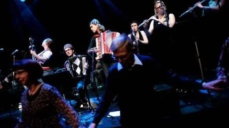 publikreaktion. Framnäs Folklore ensemble lockade publiken till dans med sin moderna Balkanmusik.Foto: Linn Kangas Fantenberg