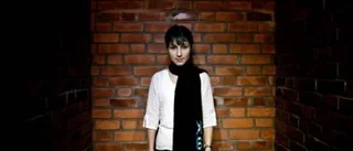 Laleh både hjälper och stjälper sig själv
