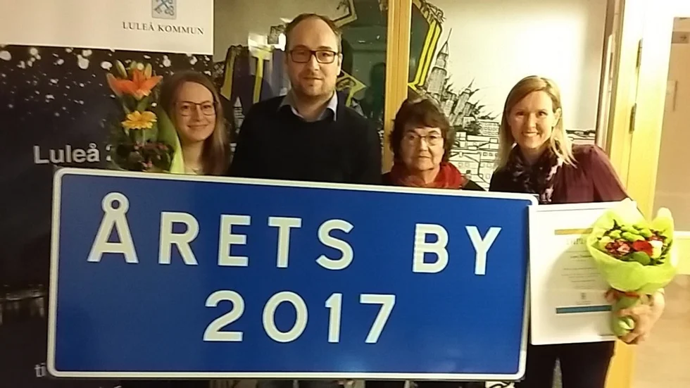 Från vänster: Miriam Boman, Jonas Lundberg och Ragnvy Johansson från klöverträsk byautveckling samt Lena Turesson som fick Luleå kommuns ungdomsledarstiåendium.