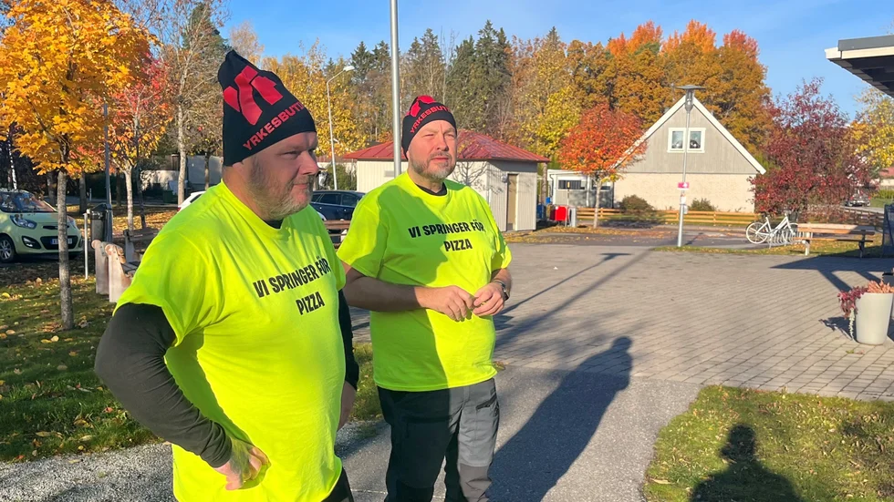 Håkan och Martin inspekterar cykelvägen som kommer att fungera som löparbana på fredag kväll.