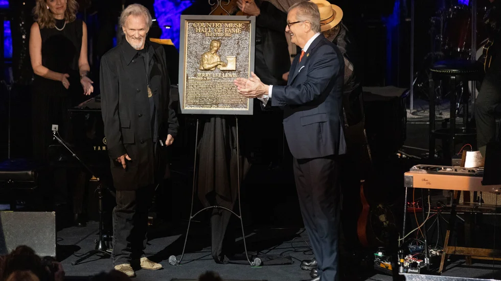 Rockpionjären Jerry Lee Lewis valdes i helgen in i Country Music Hall of Fame. Kollegan Kris Kristofferson (till vänster) tog emot utmärkelsen i 87-åringens frånvaro.