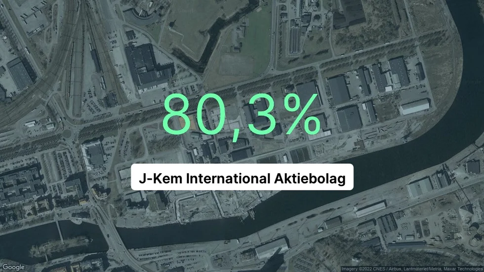 Illustrationen visar rörelsemarginalen för J-Kem International för det senaste året. Bakgrunden är en satellitbild över företagets adress.