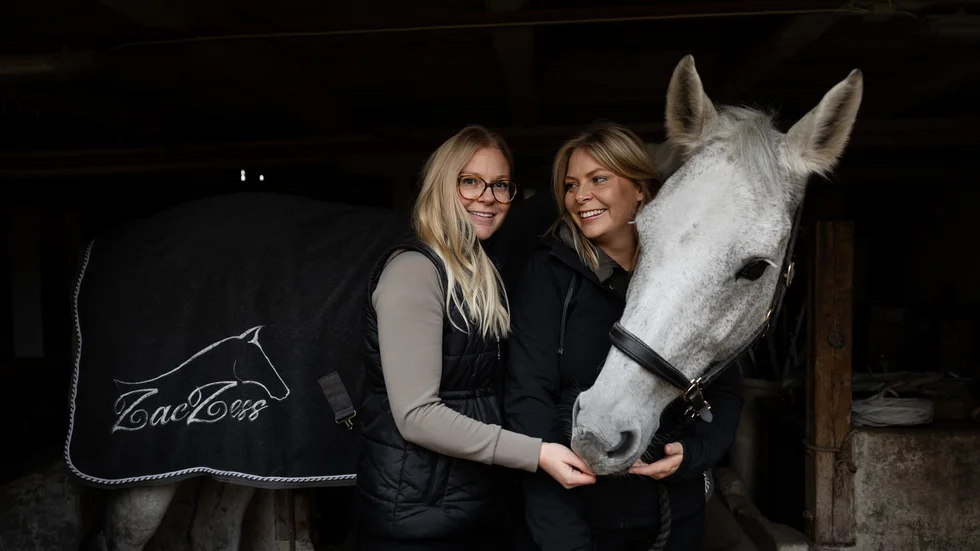 Julia och Linn Ekberg är grundare till det framgångsrika ridsportföretaget Zaczess från Uppsala.
