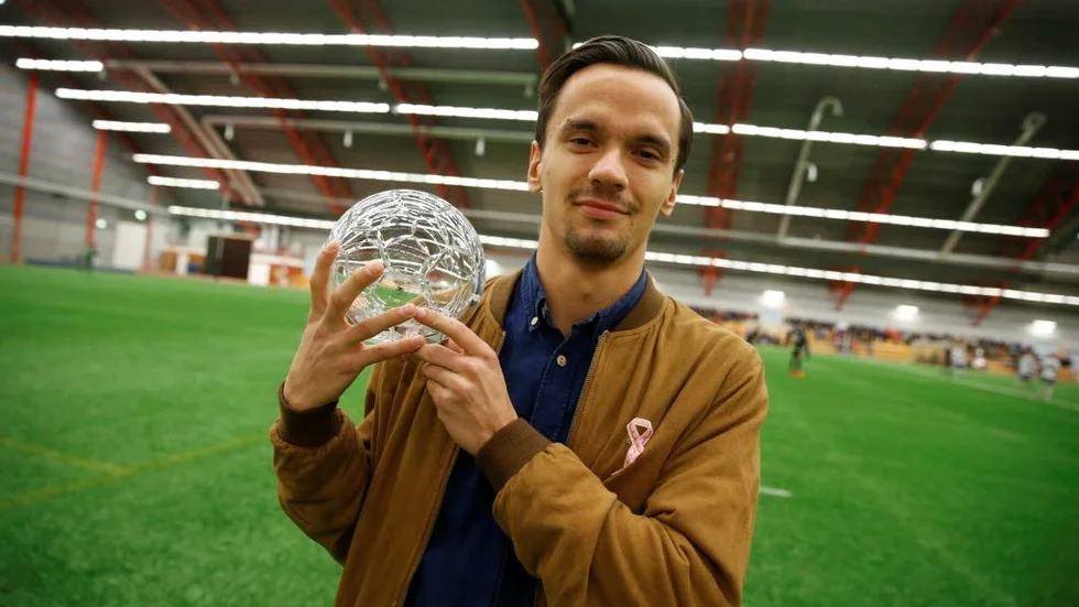 Patrik Pettersen med Kurirenbollen.