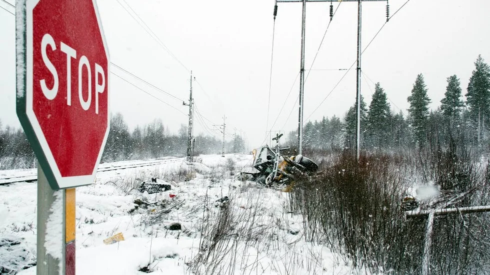 Spillror. Traktorn blev illa tilltygad av kollisionen. Delar ligger längs banvallen.
